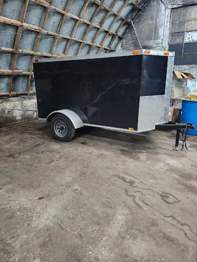 Je vends ma remorque fermée, parfaite pour transporter vos biens en toute sécurité et à l'abri des i...