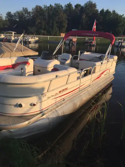 Beautiful condition 25’ Sun Tracker party barge. As close to mint as it comes. All original upholste...