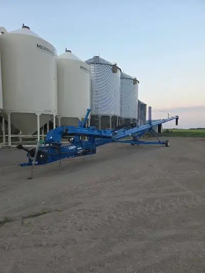 This pre-owned Brandt 15100A grain conveyor is ready to streamline your harvest operations with its...