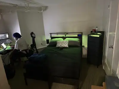 1 Private bedroom available in Yonge Eglinton neighborhood, $1050 p/m, Shared Washroom and Kitchen....