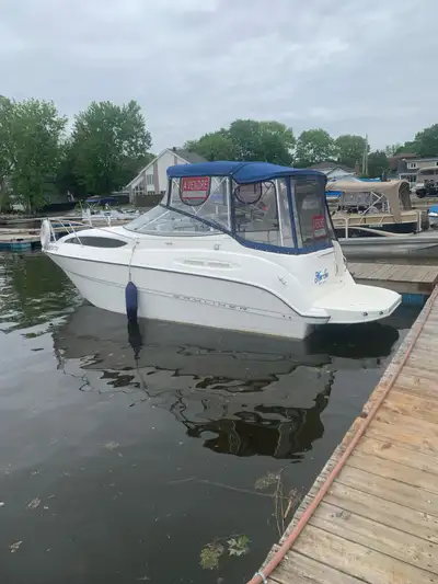 2004 Bayliner 245. Enquête menée en mai 2025. Remorque et tout l'équipement inclus. Toilettes, lavab...