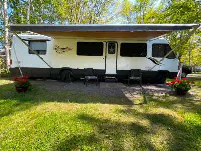 1990 renovated flooring/ceiling, quartz countertops (kitchen/bathroom) & kitchen table, electric fri...
