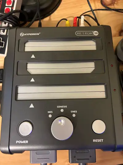 Console rétro viens avec tous ses fils peut jouer les jeux de Nintendo, super Nintendo, et séga vien...