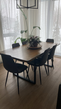 Table en bois et chaises en tissus gris bon état à vendre 