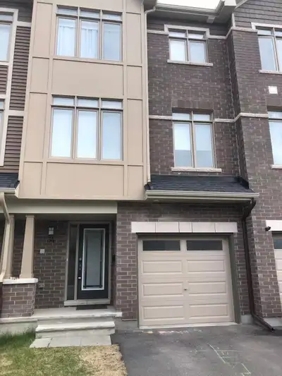 Immaculate 3 Bedroom, 2.5 Bathroom Townhouse in Riverside South