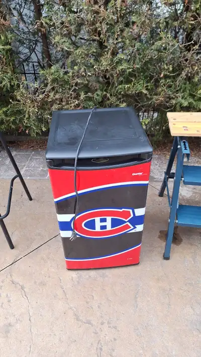 Montreal Canadians Habs Mini Fridge. Works well. Very clean. Small gap between door and seal. Can li...