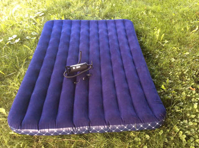 Matelas gonflable deux place avec pompe pas cher !!! dans Lits et matelas  à Longueuil/Rive Sud
