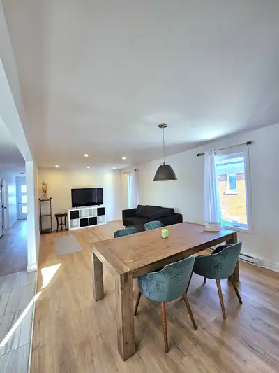 - Disponible à partir du 1er avril 2026 - Superficie: 1 100 pi² - Entièrement meublé: Ensemble de sa...