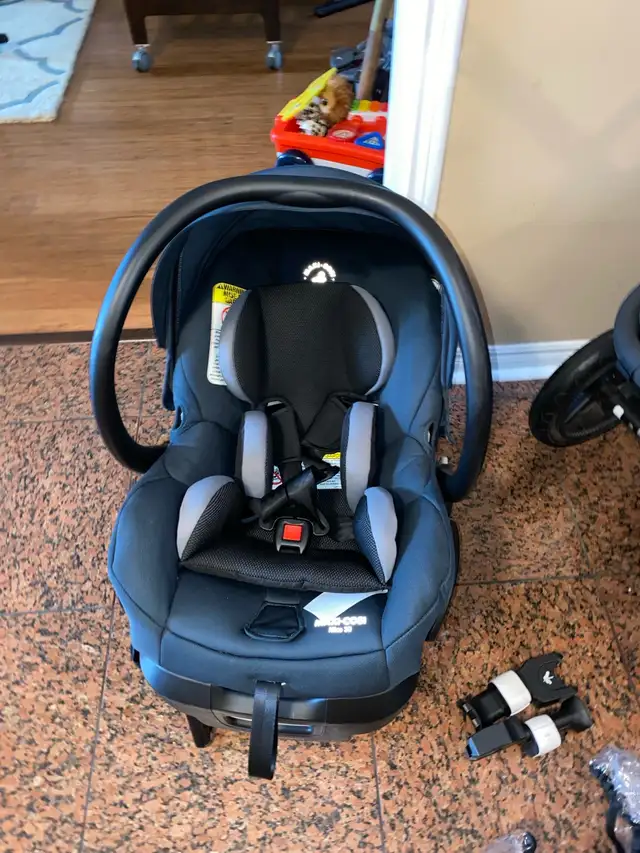 Bugaboo Cameleon 3 with bassinet and car seat  in Strollers, Carriers & Car Seats in Markham / York Region - Image 6