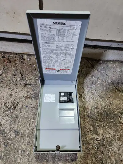 Boîte électrique 60 Amp parfait pour Spa usagé mais en très bon état. Je demande 120$. 450-785-3320...
