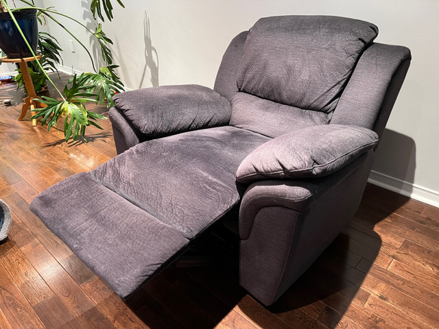 Lazy boy style chair for sale  in Chairs & Recliners in Oshawa / Durham Region - Image 3