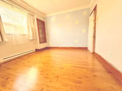 2e étage, 3 chambres à coucher +bureau +salle de rangement +balcon, électroménagers inclus, chauffag...
