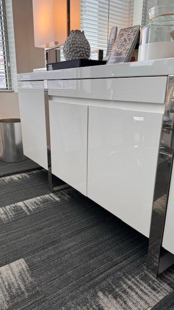 white high gloss credenza in Desks in Winnipeg - Image 2