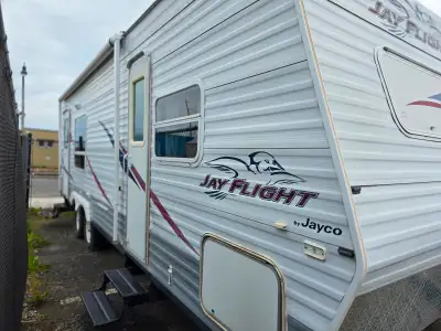 2006 Jayflight 25 RKS trailer, separate bedroom. one slide out living room. Asking $8000. Call 80762...