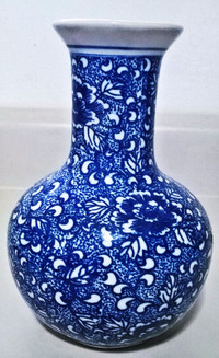 Antique Blue and White Chinese Porcelain Vase of Qing Dynasty