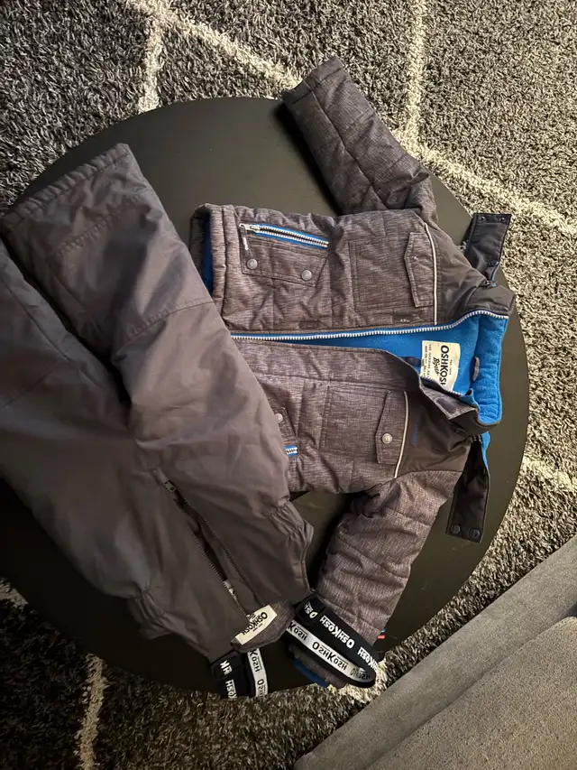 Oshkosh snowsuit size 4T in Kids & Youth in Edmonton - Image 3