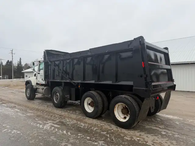 Mack Granite Dump Truck in Heavy Trucks in Oshawa / Durham Region - Image 15