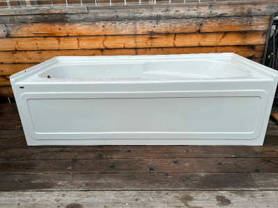 6 ft. white Kohler soaker tub