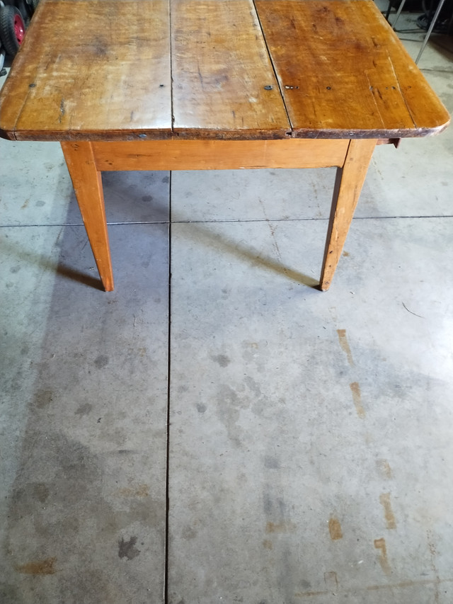 FOR SALE-EARLY  CISCA 1900 3 BOARD 2 DRAWER HARVEST TABLE in Other Tables in Owen Sound - Image 4