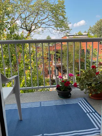 Bonjour! J’ai une jolie chambre à louer pour le 1 septembre. Je cherche une personne qui travaille o...