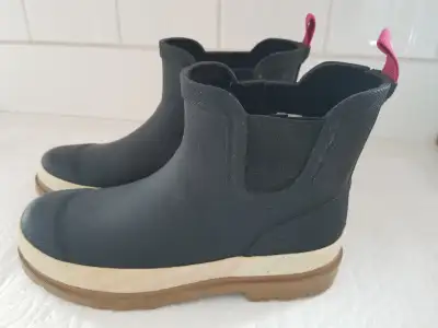 Bottes de pluie BLACK MOUNTAIN-CHELSEA : grandeur 2- doublées imperméables en caoutchouc naturel. Ac...