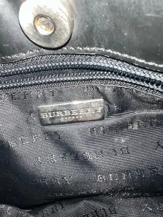 Burberry Handbag in Women's - Bags & Wallets in Markham / York Region - Image 5