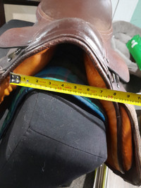 Selling a horse jumping saddle with irons