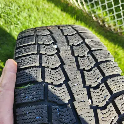 4 pneus hiver pirelli 195/65 15 pouces, il reste plus de la moitie de la semelle
