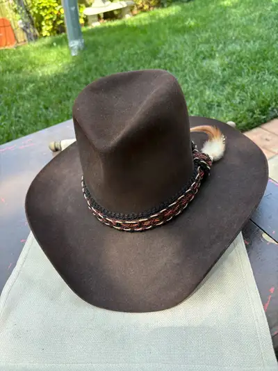 This pre-owned Resistol Stagecoach cowboy hat is a classic piece featuring a durable build and an au...