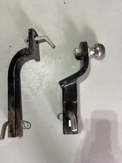 2 hitch (attelege)pour remorque $25 pour les deux 439-837-6278 Michel michelxj6@hotmail.com