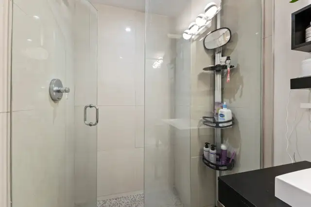 Upscale furnished rental in unbeatable location in Room Rentals & Roommates in City of Montréal - Image 10