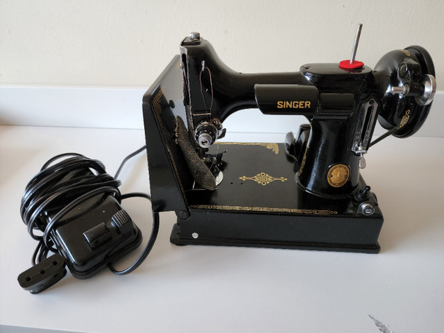 SINGER Featherweight 221 (1952) sewing machine - SOLD! in Hobbies & Crafts in Kingston - Image 2
