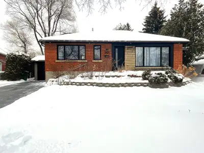 Maison rénovée et clé en main à Montréal avec 4 chambres. Aire ouverte, plancher de bois franc, plan...