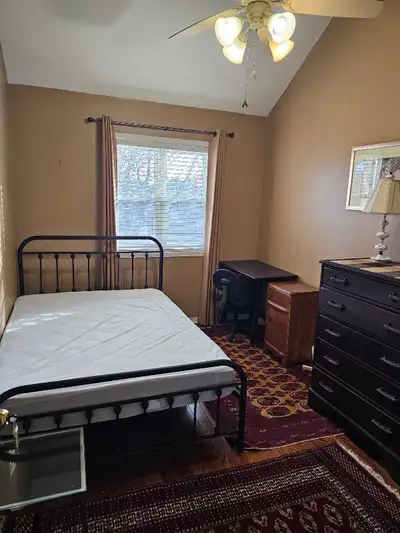 This cozy and spotless bedroom offers a comfortable living space in a highly convenient location. Th...