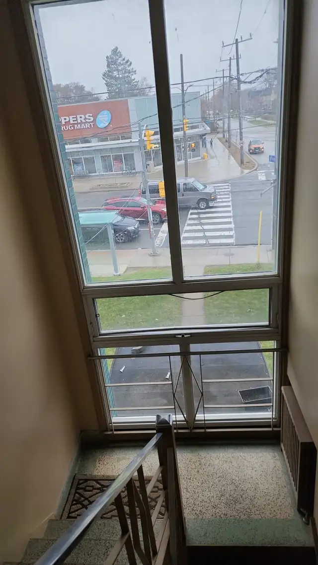 Studio-like room with a balcony, all included, Wilson & Bathurst