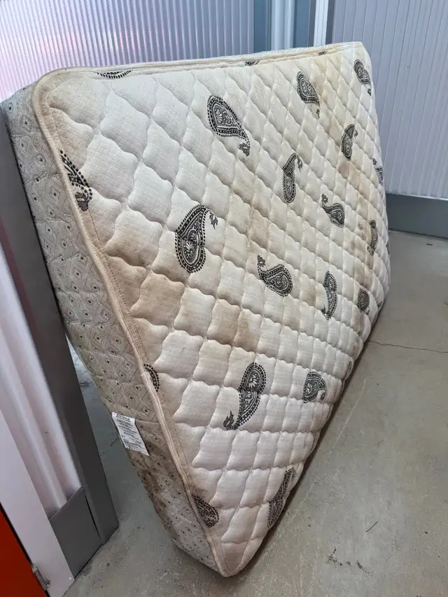 ONE USED QUEEN SIZE BEDROOM WITH HEADBOARD AND FOOT BOARD in Beds & Mattresses in Peterborough - Image 5