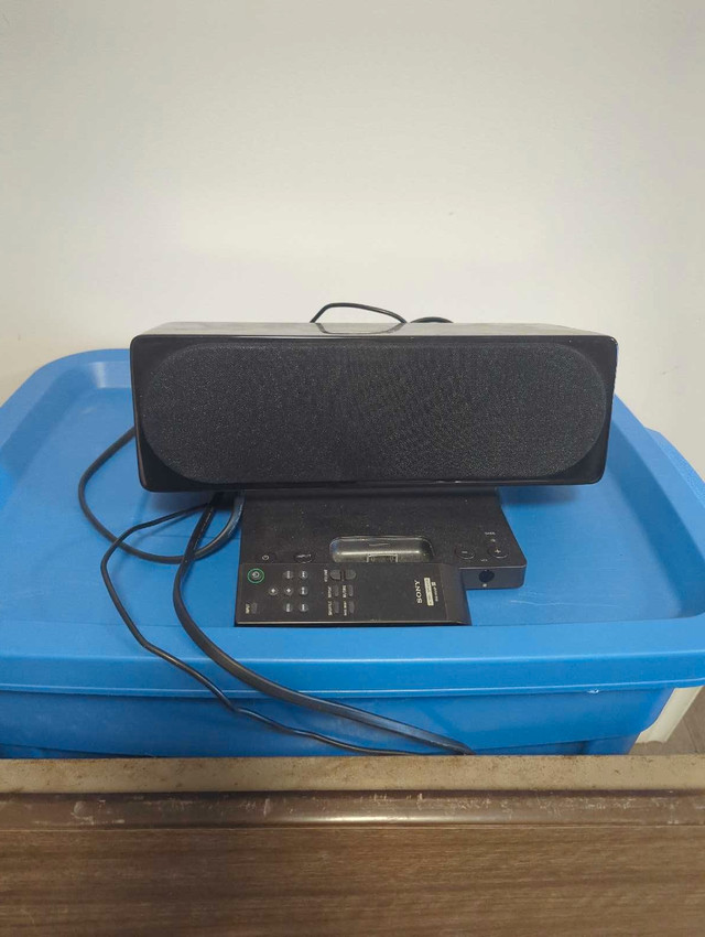 Sony sound dock  in Speakers in Stratford
