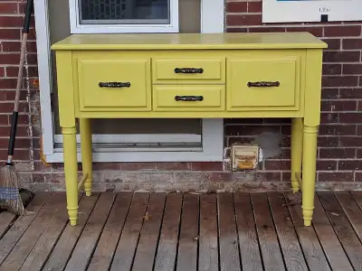 Buffet jaune, View more