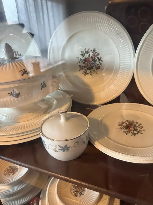 China wood cabinet/hutch vintage display cabinet and dishes in Hutches & Display Cabinets in City of Toronto - Image 7