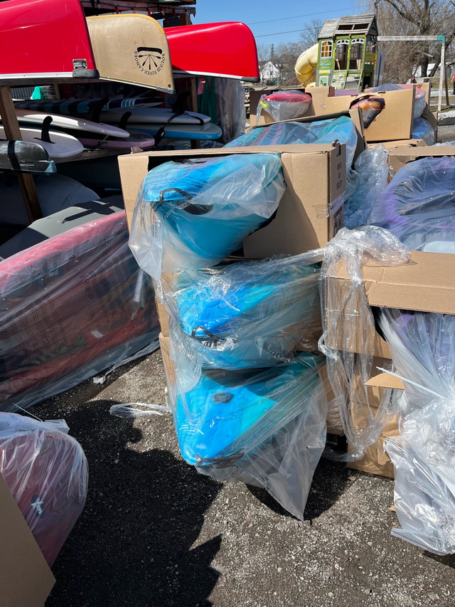 Pelican Argo 100X Kayak and Paddle- SALE-Near Port Perry in Water Sports in Kawartha Lakes - Image 2
