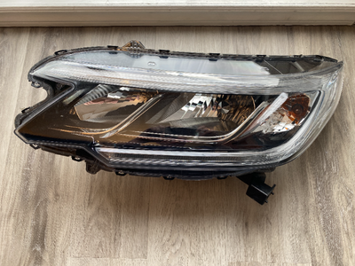 Honda CR-V 2016 Phares LH +RH( 200 $chaque)+ support radiateur (200$)tout en tre bon etat.