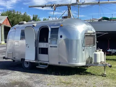 Amateurs de vintage et d’aventure, voici une occasion rare ! Je vends ma magnifique Airstream Globe...
