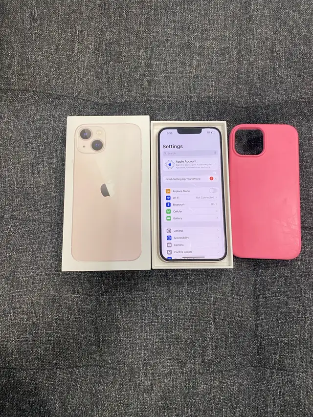 Pink iphone 1365561390644481124