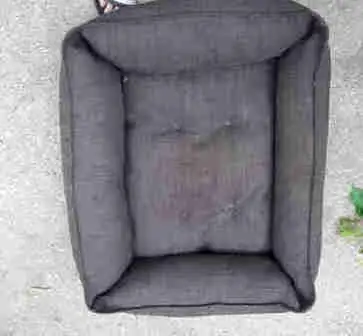 Provide your furry friend with a comfortable spot to rest in this gently pre-loved, rectangular pet...