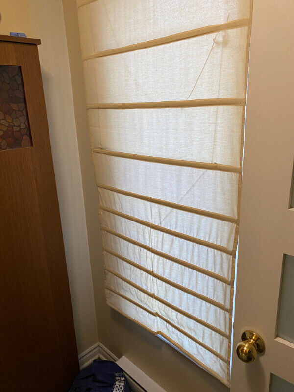 Store beige 29" large x 63" haut / Beige Roller Blind in Window Treatments in Laval / North Shore - Image 3