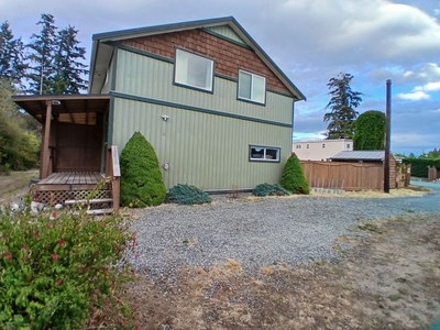 Available immediately- Comfy. private and spacious unfurnished 1 bedroom apartment above a garage -...
