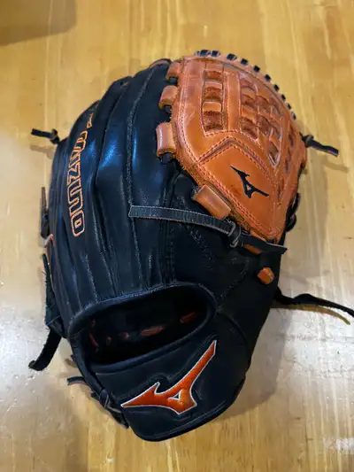 Mizuno MVP glove In excellent condition 647-708-1221