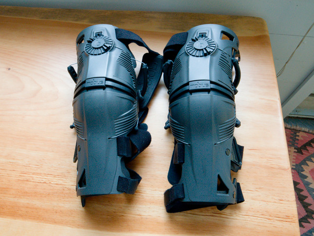 Mobius X8 Motocross Dirt Bike Offroad Knee Braces in Dirt Bikes & Motocross in City of Halifax