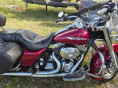 I am selling my 2005 red Harley Davidson FLHRSI Road King Classic. Amazing bike, light and easy to m...