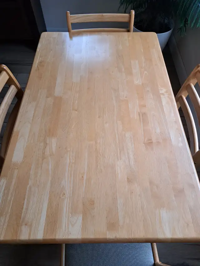 Table and Chairs in Dining Tables & Sets in Brockville - Image 3